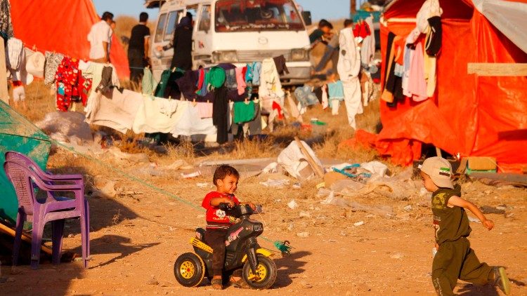 Syrische Flüchtlinge aus Daraa harren in imporvisierten Camps an der jordanischen Grenze aus