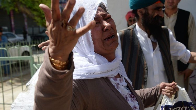 Eine afghanische Sikh-Frau weint bei einer Beerdigung nach den Anschlägen auf Sikhs und Hindus in Jalalabad. 