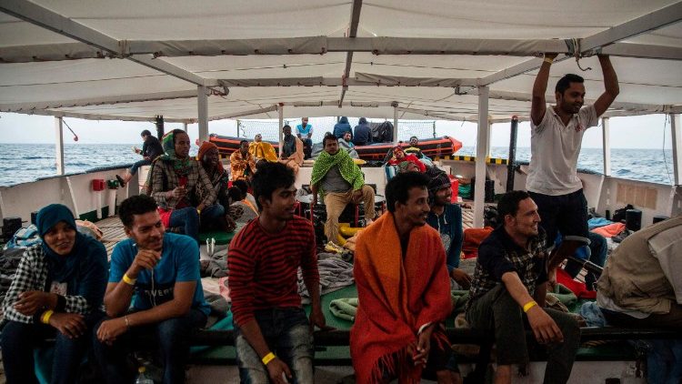 Migranti ancora a bordo della spagnola Open Arms