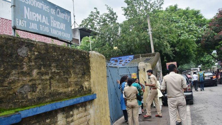 Indische Polizei vor der Niederlassung der Missionarinnen der Nächstenliebe in Ranchi 