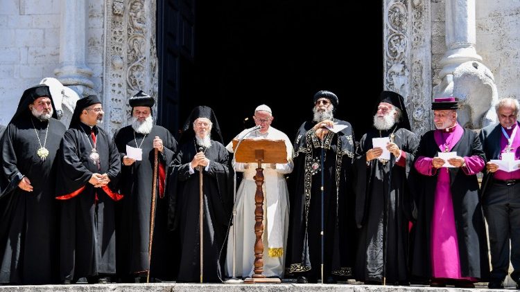 Pope Francis gives a speech in Bari, flanked by the heads of Eastern churches