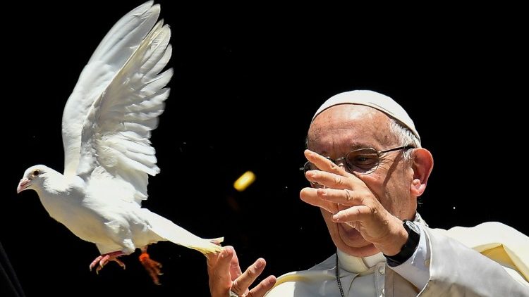Påven Franciskus släpper en vit duva