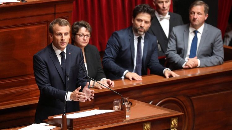 Macron bei seiner Rede in Versailles