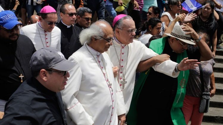 Trys vyskupai, Nikaragvoje patyrė valdžios šalininkų smurtą