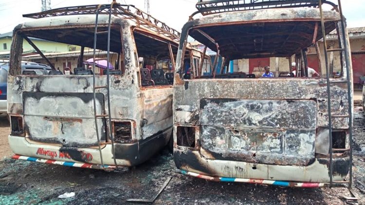Ônibus queimados no terminal em Buea, capital da região oeste de Camarões, assolada pela violência entre separatristas anglófonos e forças de seguranças