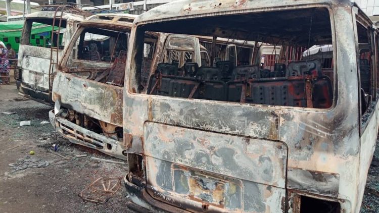 Изгорени автобуси в Беуа, западен Камерун, обхванат от насилие между англофони сепаратисти и силите за сигурност.