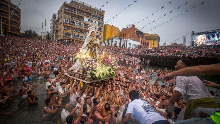 स्पेन में पानी पर माता मरियम की शोभायात्रा