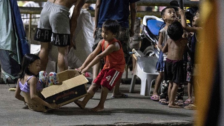 Des enfants dans les rues de Manille aux Philippines, le 12 juillet 2018.