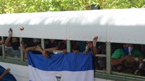 Nicarágua: estudantes deixam igreja cercada por paramilitares