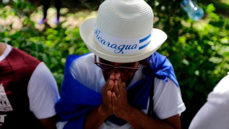 Managua, uno studente prega