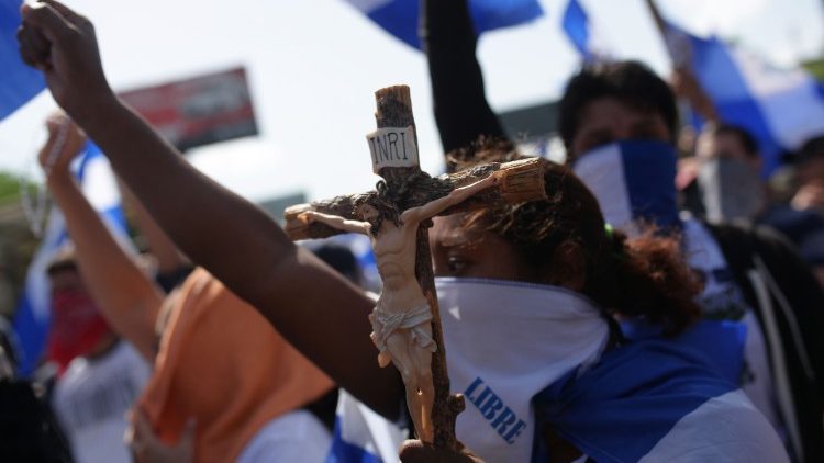 Protestos espalham-se por todo o país centro-americano, pedindo o fim da repressão e a antecipação de eleições
