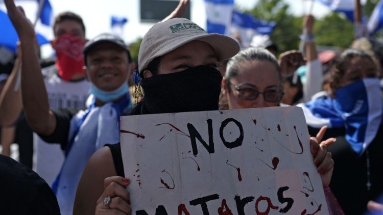 Managua: una donna mostra un cartello con la scritta: "Non uccidere"