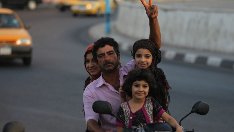 Vier Menschen unterwegs: Eine Familie im irakischen Bagdad