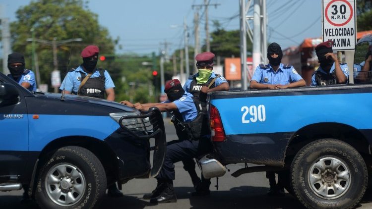 Managua, militari ad un posto di blocco nei pressi della cattedrale