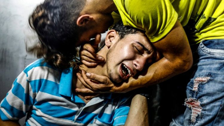 Gázai fiatalok gyásza két társuk halála miatt, akiket izraeli bombák öltek meg