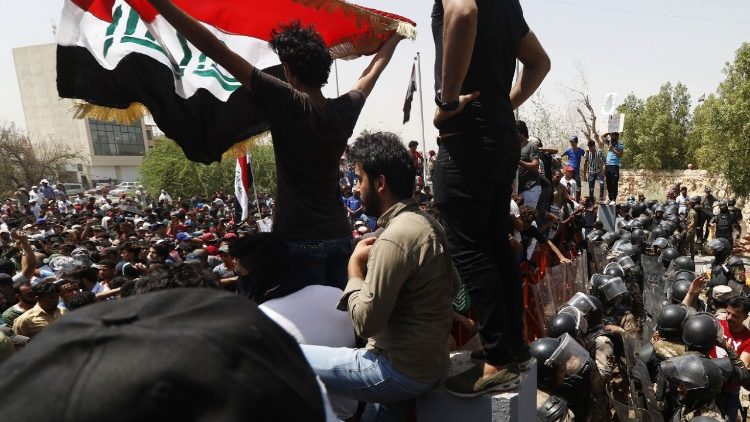 Les manifestants irakiens en colère contre le manque de services publics rassemblés à Bassora dans le sud le 15 juillet 2018.