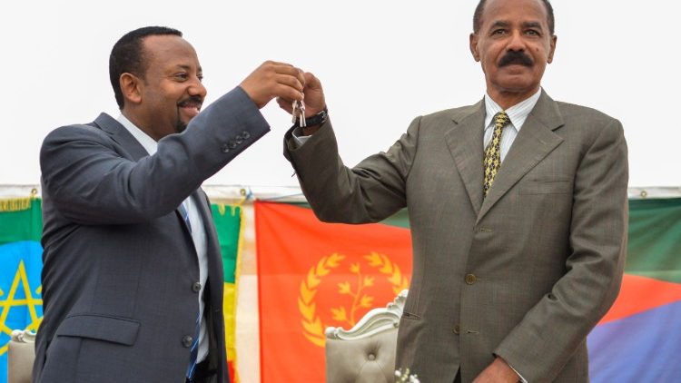 Ethiopian PM Abiy Ahmed (L) and Eritrean President Isaias Afworki (R)