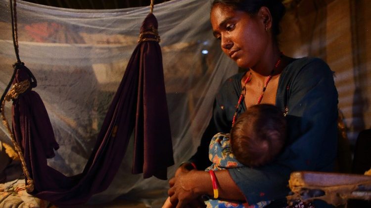 Nepal, una madre allatta suo figlio
