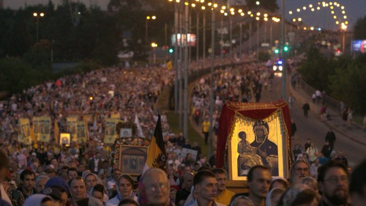Les orthodoxes russes durant une procession pour commémorer les 100 ans de l'assassinat de tsar II et de sa famille, le 17 juillet 2018.