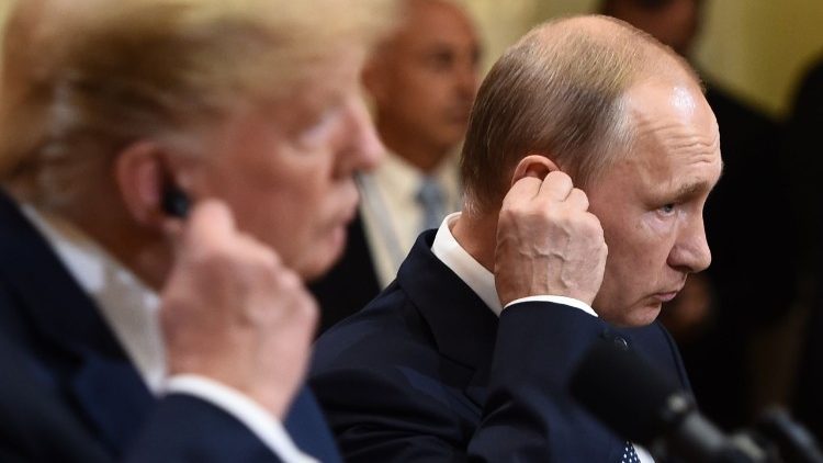 Trump e Putin vicini in un meeting internazionale a Helsinki nel 2018