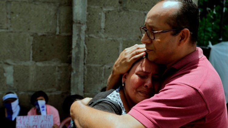 Relatives of imprisoned protesters in Managua demand the release of their loved ones 