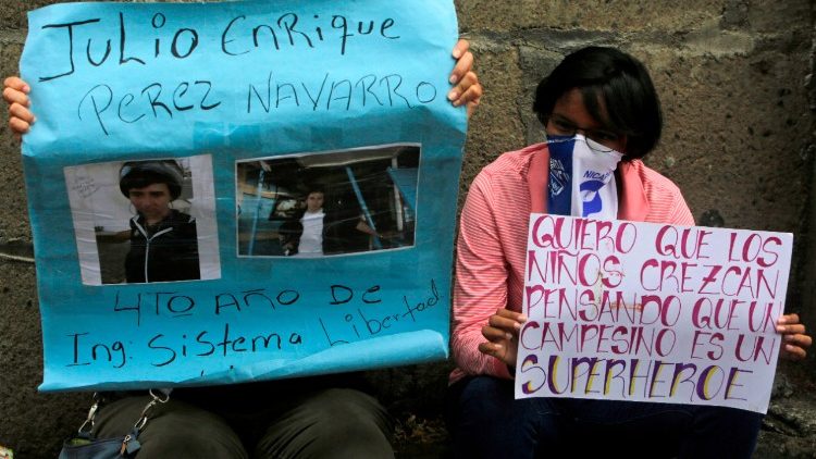Des familles de manifestants emprisonnés, devant la prison de Managua au Nicaragua, le 18 juillet 2018. 