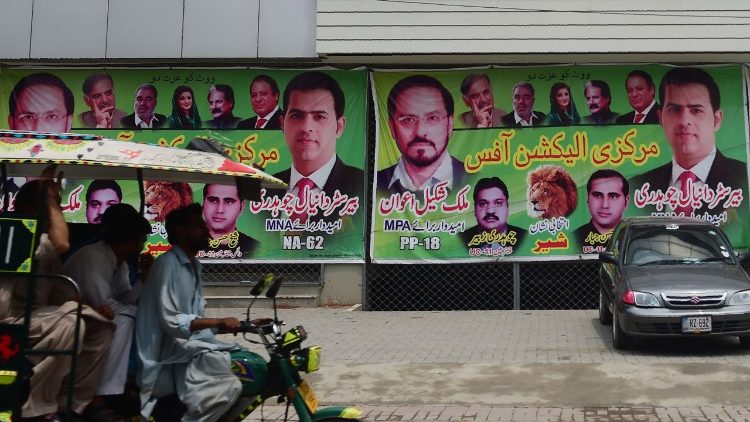Wahlplakate werben für Parlamentswahl in Pakistan