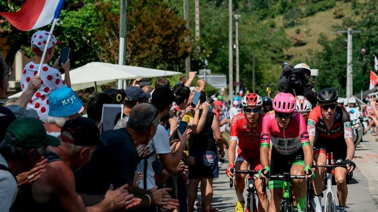 Entre Bourg-d'Oisans et Valence, le Tour de France passe par la Drôme, au sud-est de la France, le 20 juillet 2018.