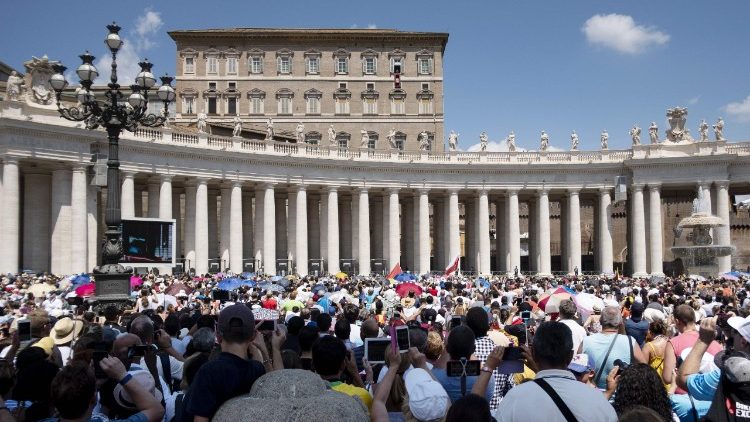 Fiéis e peregrinos reunidos na Praça São Pedro para a oração do Angelus com o Papa
