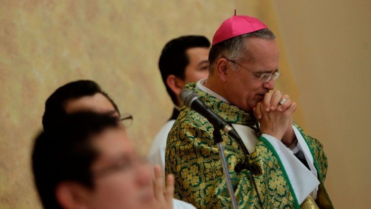 马那瓜总教区辅理主教带领信友祈祷