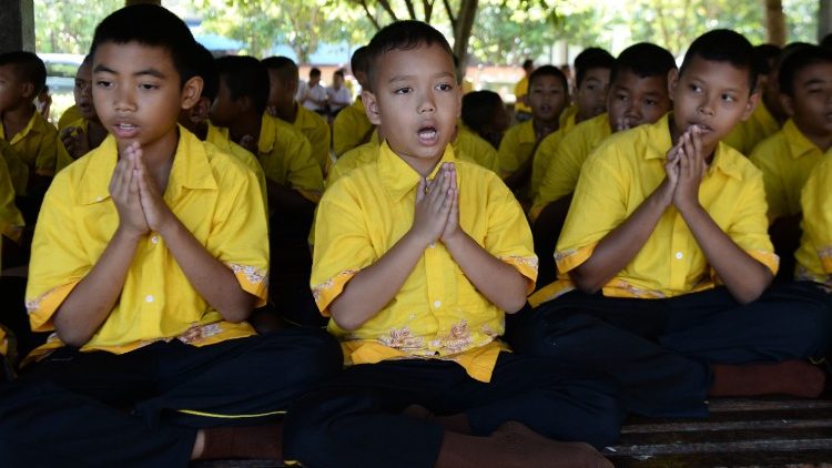 थाईलैंड के बौद्ध प्रार्थना करते हुए