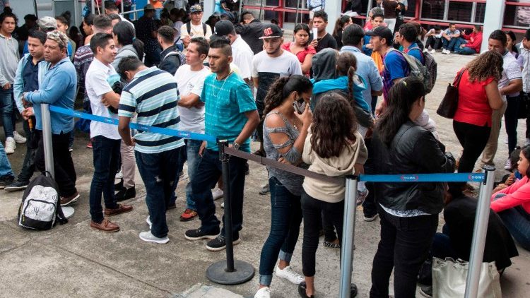 Nicaraguaner stehen Schlange, um sich beim Migrationsbüro in San Jose, Costa Rica, registrieren zu lassen