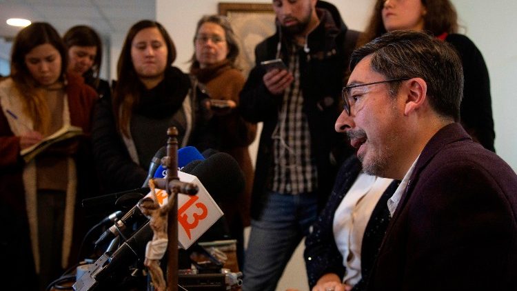 智利主教团发言人海梅·科伊罗召开记者会