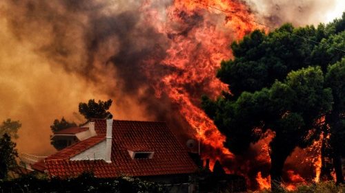 Papa vicino alle persone colpite dagli incendi in Grecia
