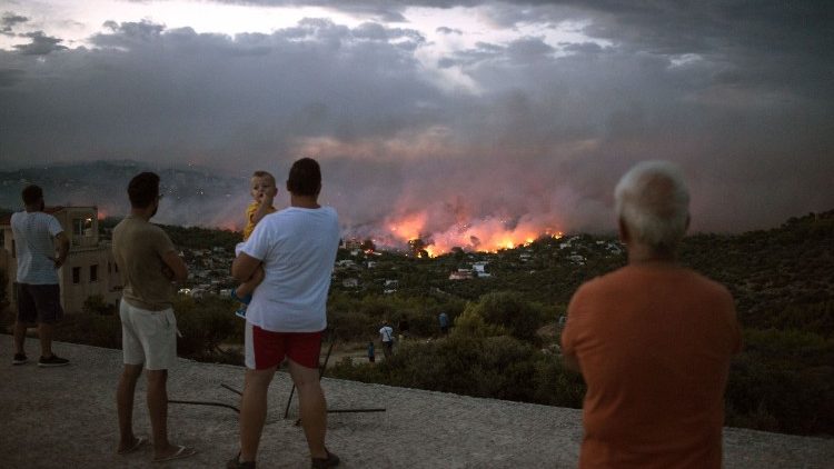 Te dni pustošijo požari na večih krajih po Grčiji.