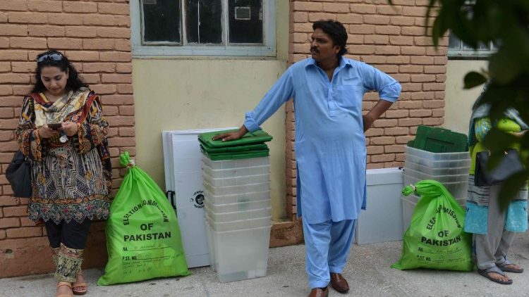 Préparation du scrutin à Islamabad, le 24 juillet 2018.