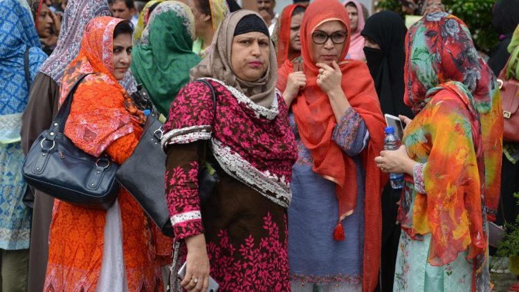 Popolazione di Islamabad in attesa di materiale elettorale 
