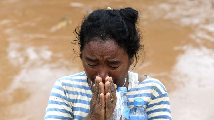 Une Laotienne pleure après l'inondation du village de Sanamxai à Attapeu