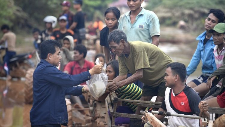 Aiuti ai superstiti del disastro in Laos