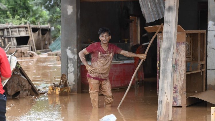 Ganze Dörfer sind in Laos von den Wasserfluten überschwemmt worden