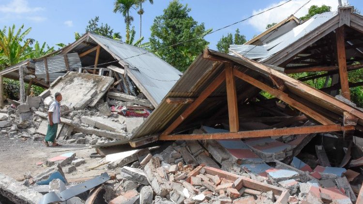 भूकंप से बर्बाद हुए मकान