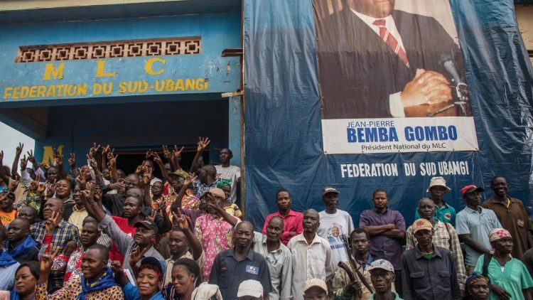 Des militants du MLC, le parti de Jean-Pierre Bemba, devant son quartier général à Gemana en RDC, le 30 juillet 2018. 