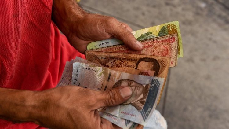 Le bolivar, la monnaie vénézuélienne, perdra cinq zéros sur décision du président Maduro début août 2018 pour faire face à la récession. 