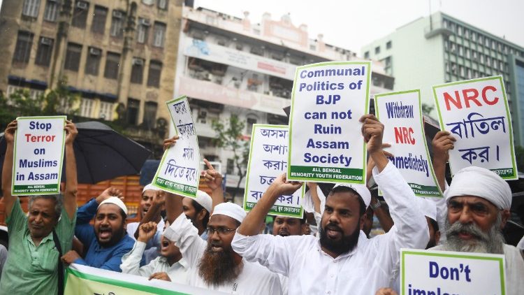 Demonstrationen gegen die Entfernung von vier Millionen Muslimen aus dem Bürgerregister von Assam in Kolkata am Dienstag