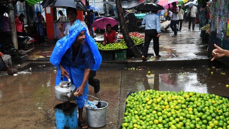 India: vendita di prodotti agricoli su una strada