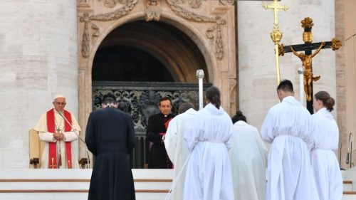 Papež ministrantom med bogoslužjem: Na tej poti svetosti ni prostora za mlade lenuhe