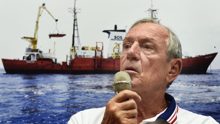 Francis Vallat, Geschäftsführer von SOS Méditerranée, beantwortet kurz bevor die Aquarius wieder in See sticht Fragen von Journalisten.  