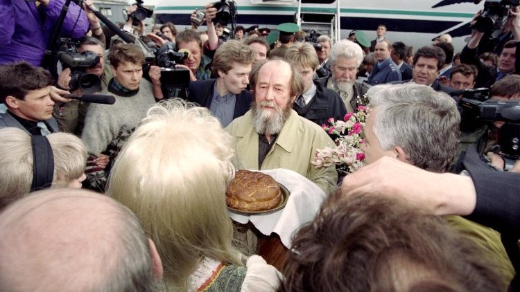 Alexandre Soljenitsyne accueilli le 27 mai 1994 à l'aéroport de Vladivostok, après 20 ans d'exil.