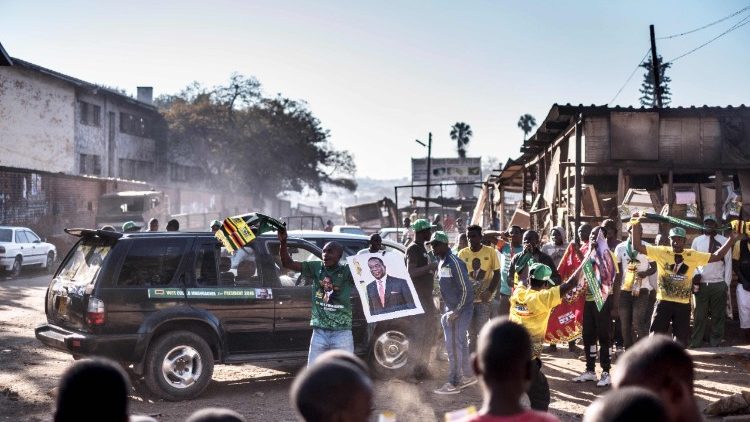 Des militants du parti du président du Zimbabwe, Emmerson Mnangagwa, dauphin de Robert Mugabe, le 3 août 2018 à Harare. 