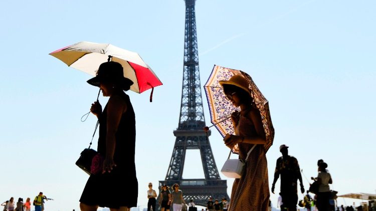 Turistas protegem-se do forte calor em Paris